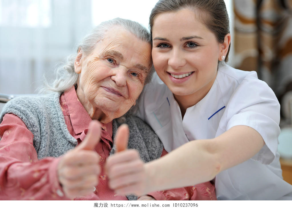 高级的女人和女护士们把拇指出现加油点赞微笑的护士医护人员点赞手势